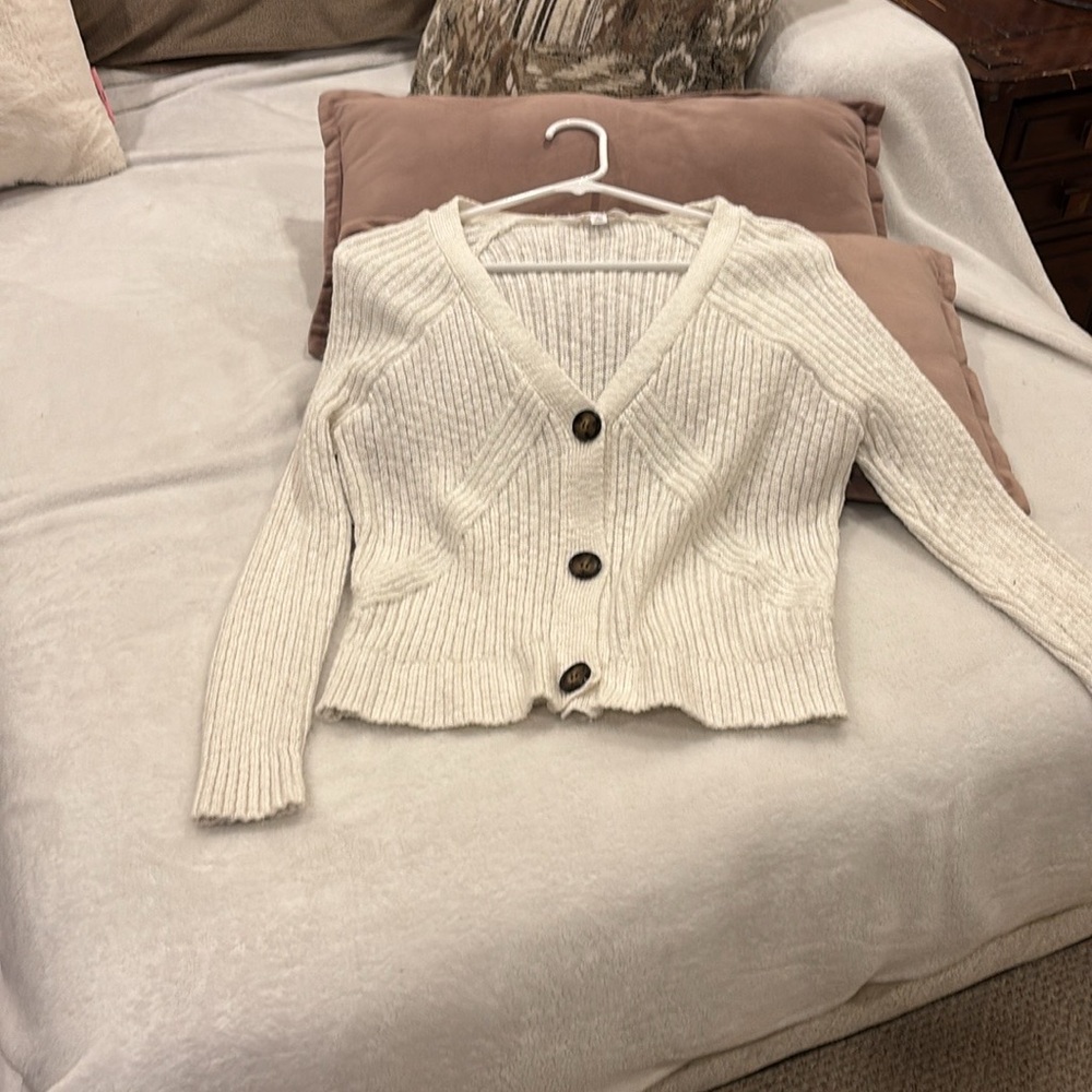 Time and Tru Cream V-Neck Cardigan Sweater